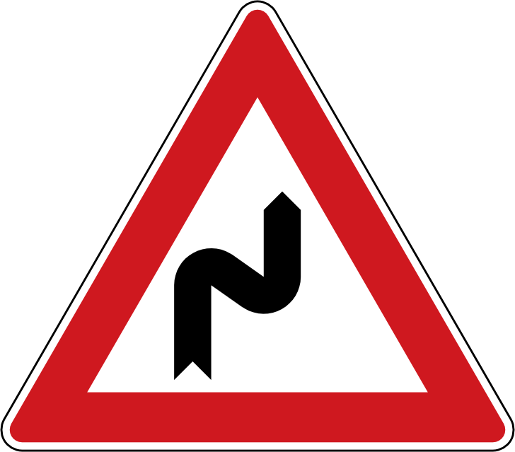 Dopravní značka Dvojitá zatáčka 2a A 2a. Výstražná značka Dvojitá zatáčka první vpravo upozorňuje na dva po sobě následující protisměrné směrové oblouky.